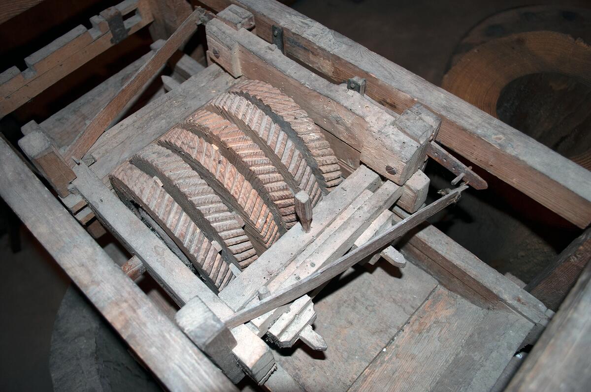 Med 6 hjul, inskuret: T Lang 1831, 1,2 lång