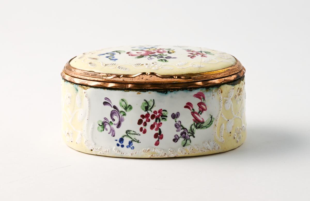 Av koppar, emaljerad, tillh. fru Catharina Schwartz gift med rådman L L:n Fåhraeus, f 1752, d 1808