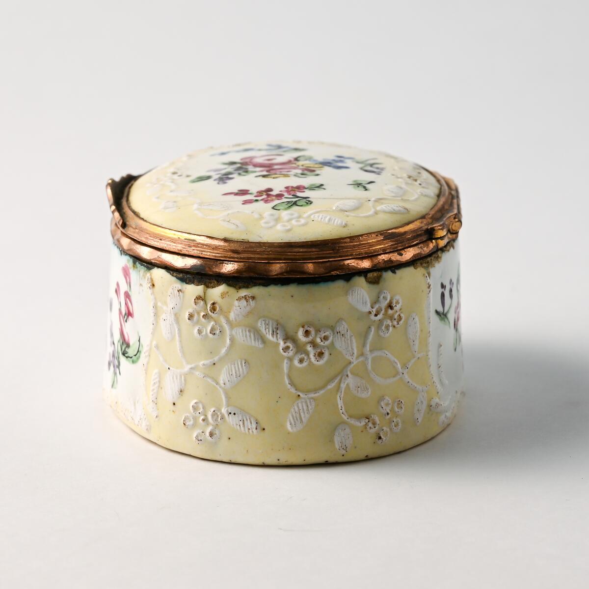 Av koppar, emaljerad, tillh. fru Catharina Schwartz gift med rådman L L:n Fåhraeus, f 1752, d 1808