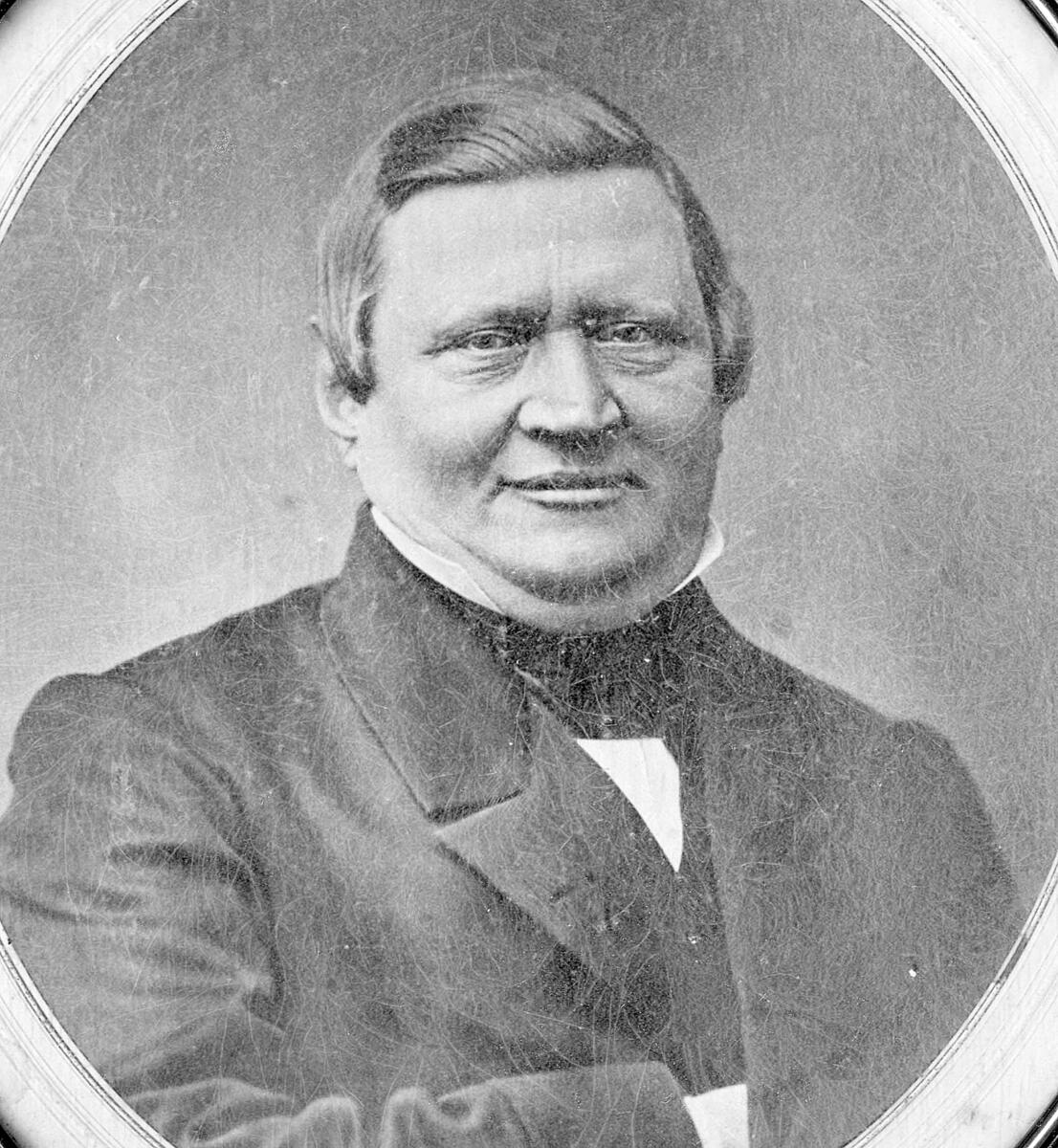 Fotografi av P.N. Bergström född i Visby den 12 Feb. 1813. Stort, i oval svart ram.