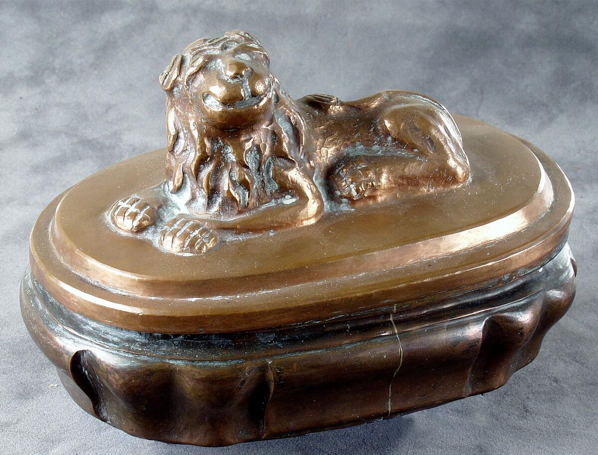 AV KOPPAR, MED ETT å LOCKET AVBILDAT LEJON, UPPHÖJT ARBETE.