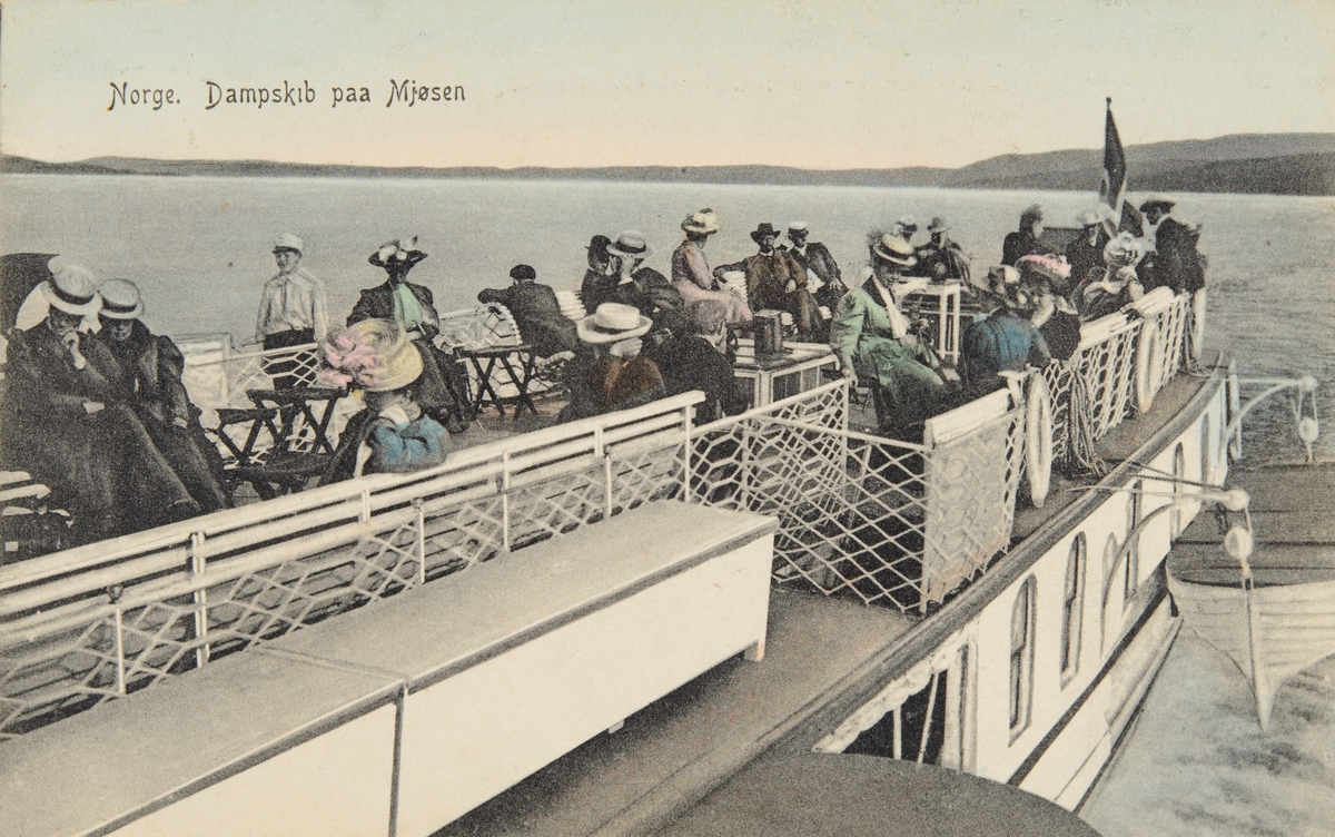 Postkort, Mjøsbåt, D/S Skibladner, reisende på soldekket, 
