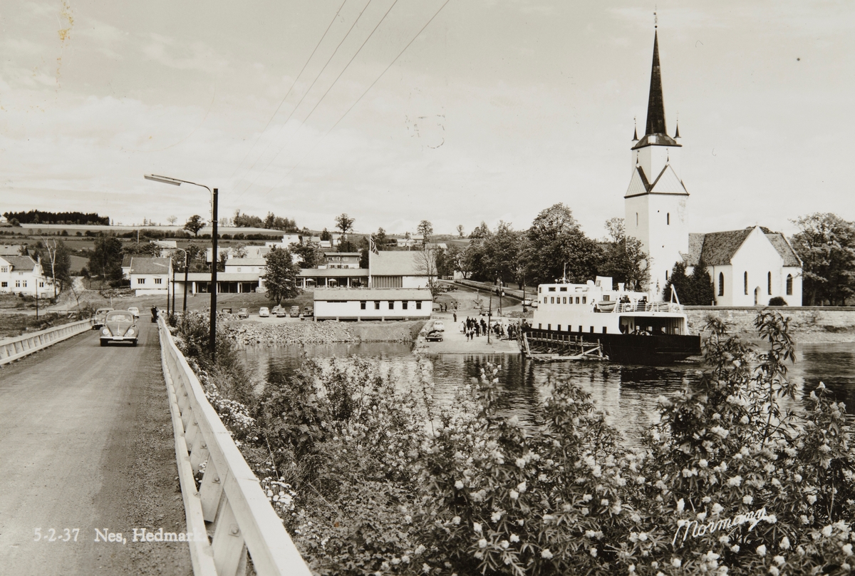 Postkort, Tingnes, Nes kirke, M/F Hamar-Kapp ferjen ved brygga. Nessundet bru.