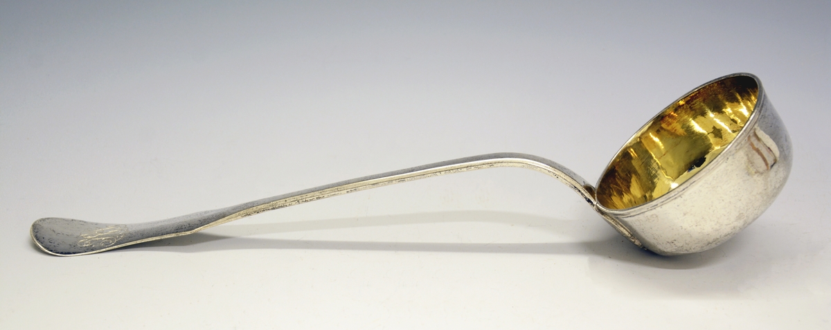 Sølv suppeøse. Dekorert med rokokko-ornamenter. Stemplet med København bystempel og ant. året 1779. (Tre tårn og 79), månedstempel for væren (20.03-20.04), guardeinstempel "F" ant. for Fredrik Fabricius ((1767)1787-1823, København) og mesterstempel PM.