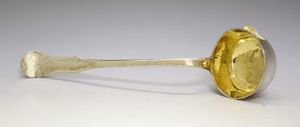 Sølv suppeøse. Dekorert med rokokko-ornamenter. Stemplet med København bystempel og ant. året 1779. (Tre tårn og 79), månedstempel for væren (20.03-20.04), guardeinstempel "F" ant. for Fredrik Fabricius ((1767)1787-1823, København) og mesterstempel PM.