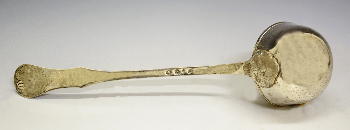 Sølv suppeøse. Dekorert med rokokko-ornamenter. Stemplet med København bystempel og ant. året 1779. (Tre tårn og 79), månedstempel for væren (20.03-20.04), guardeinstempel "F" ant. for Fredrik Fabricius ((1767)1787-1823, København) og mesterstempel PM.