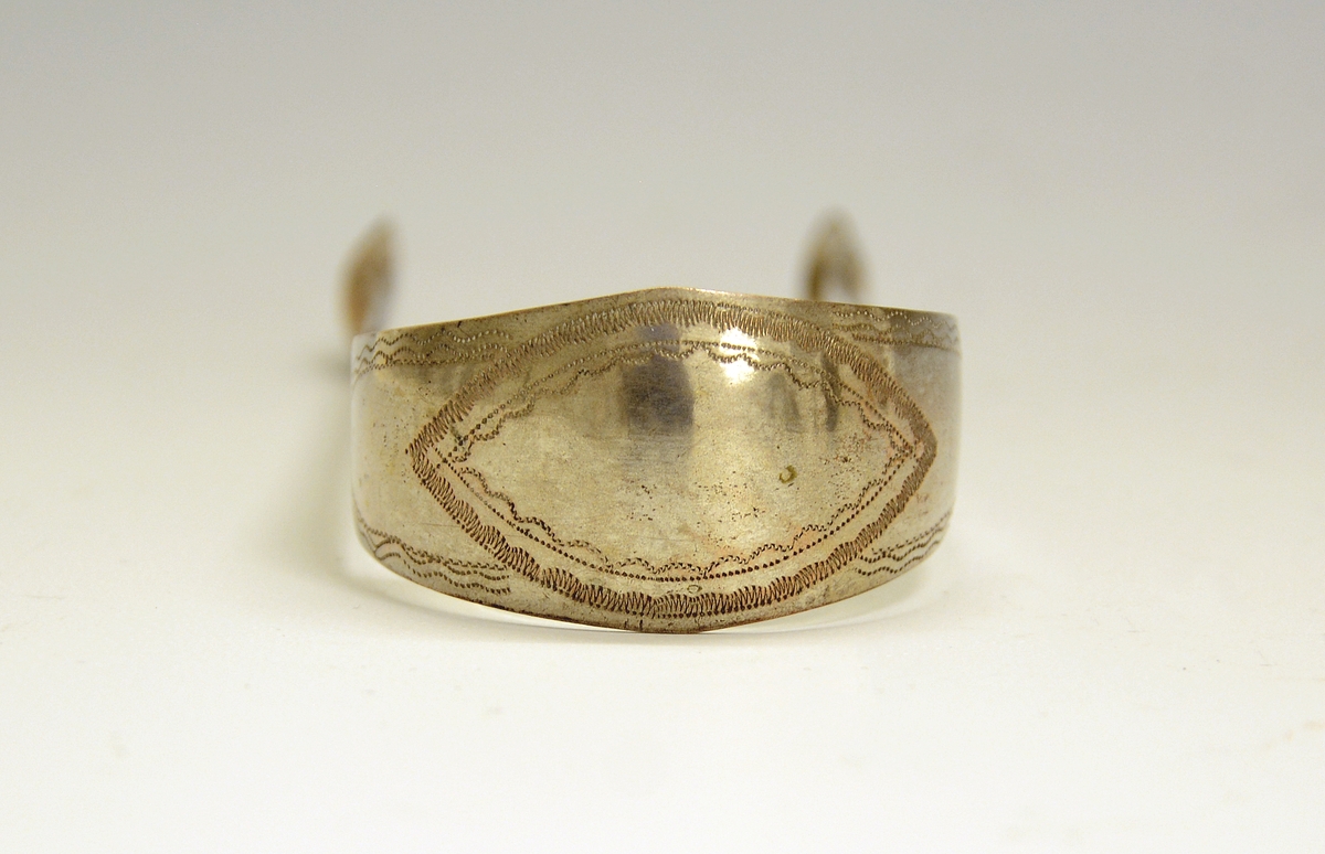 Sukkerklype av sølv. Stemplet H.I.F. BRE VIG, Hans Jacob Forbech, Brevik.