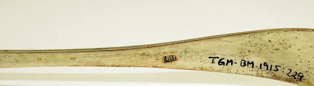 Sukkerklype av sølv. Stemplet H.I.F. BRE VIG, Hans Jacob Forbech, Brevik.