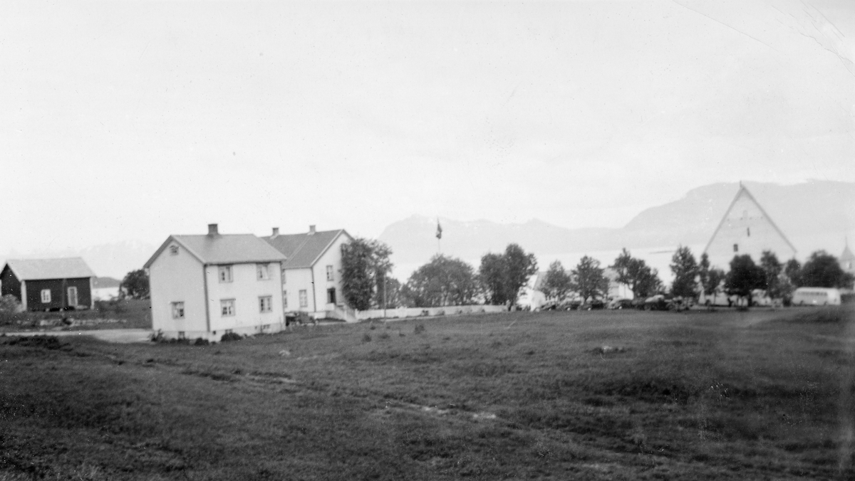 Trondenes prestegård, med kirka og parkeringsplass til høyre.