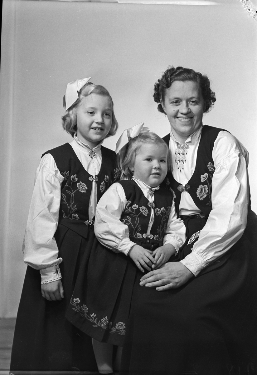 Anny Borgan med døtrene Laila og Birgit