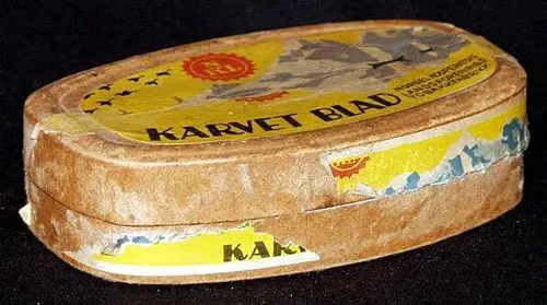 Karvet blad fra J. L. Tiedemanns Tobaksfabrik. Norsk folkemuseum.