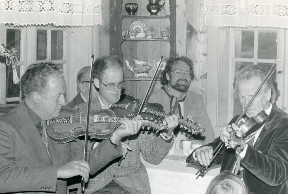 Hardingfelespel under innviinga av Østerli 19. september 1981