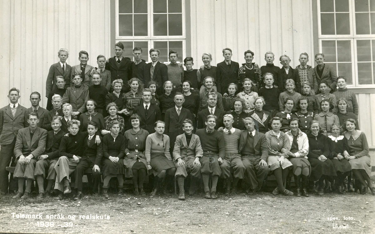 Elevar og lærarar ved Telemark språk- og realskule på Skoghaugen1938-39.