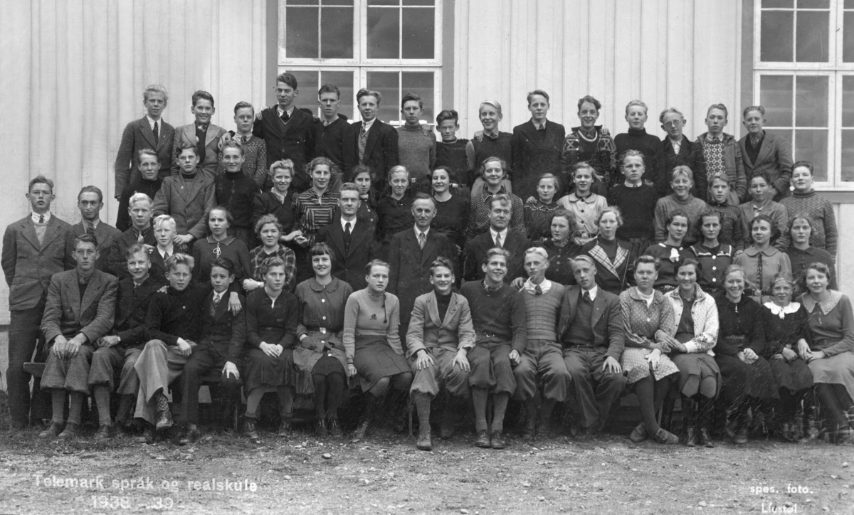 Elevar og lærarar ved Telemark språk- og realskule på Skoghaugen1938-39.