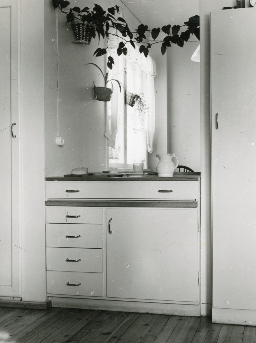 Fem bilde som viser interøret på Valen bnr. 8, då huset var nytt i 1956. 