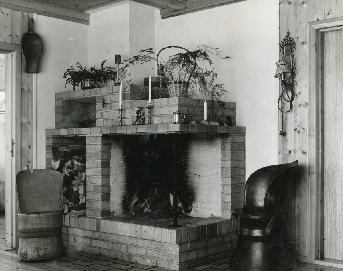 Fem bilde som viser interøret på Valen bnr. 8, då huset var nytt i 1956. 