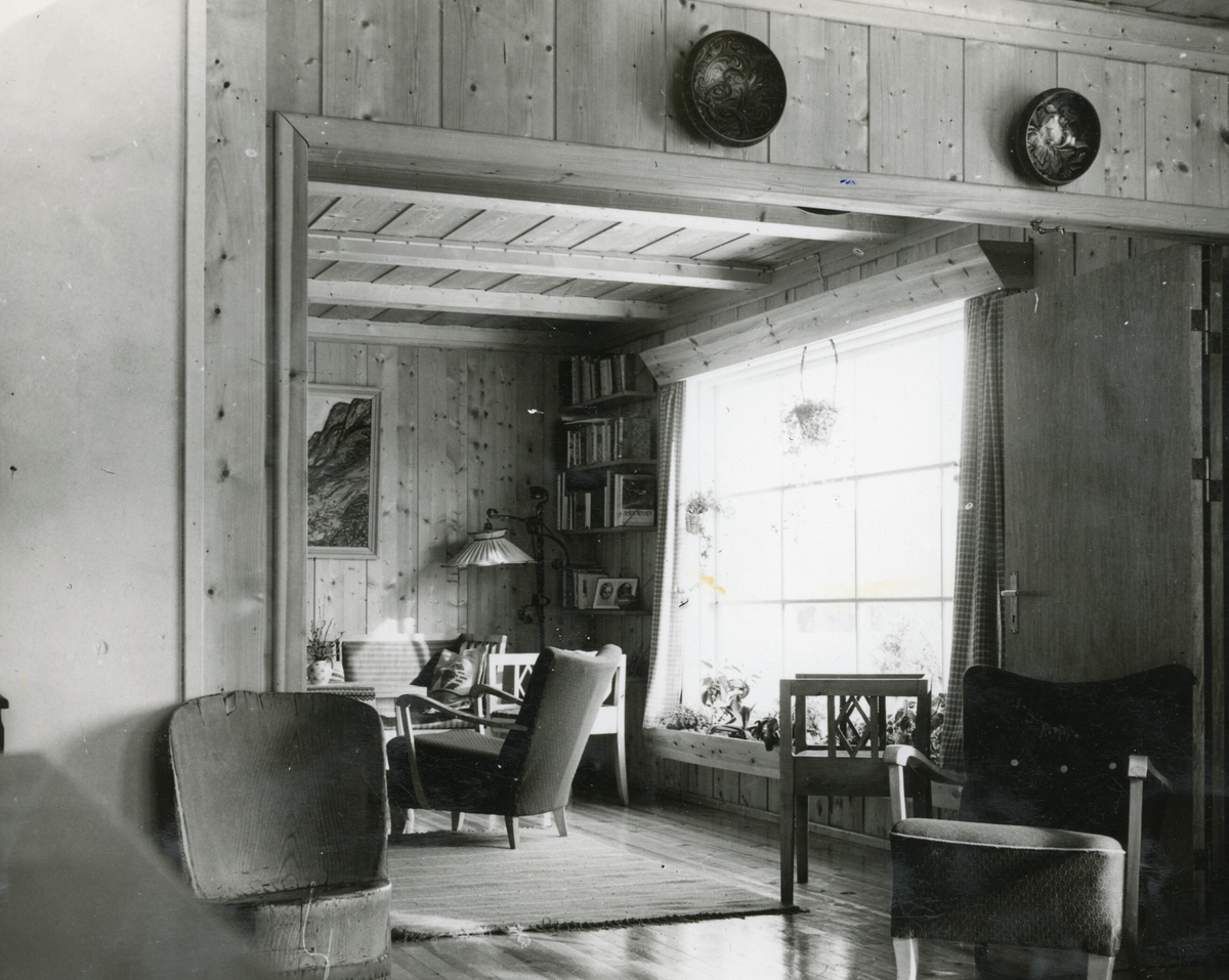 Fem bilde som viser interøret på Valen bnr. 8, då huset var nytt i 1956. 
