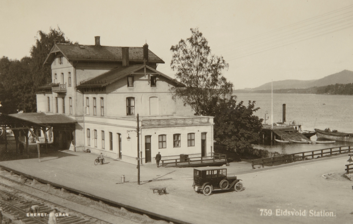 Postkort, gamle Eidsvoll stasjon, jernbanestasjon, bil,