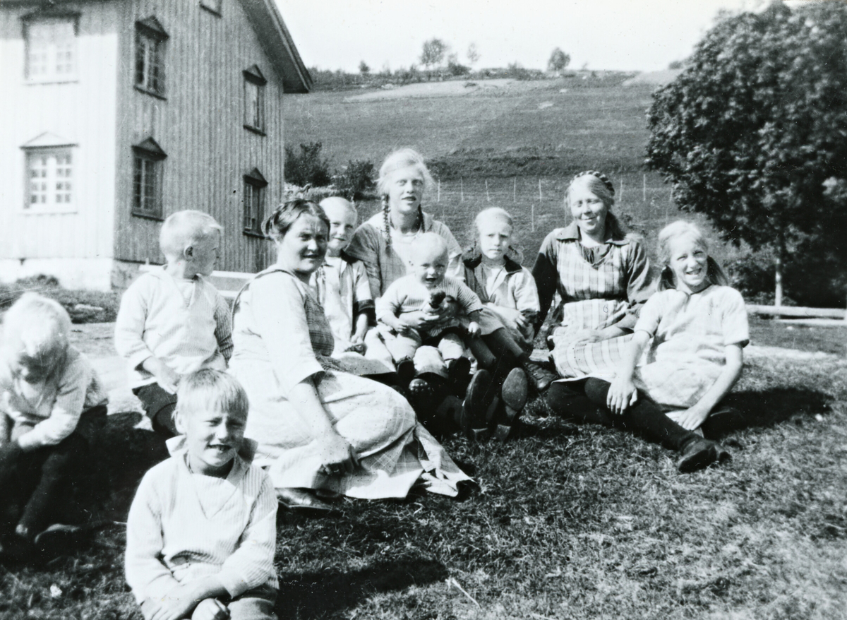 Samling i Nordigard Li: Dei vaksne f. v: Bergit J. Li (født Sønstebø), Gunhild G. Li og t. h Bergit Åmot. Barna f. v: Halvor G. Li, Jørgen Trondskås, Kalla, Tor G. Li, Lello og Mari G. Li. Framme er Jørgen G. Li.