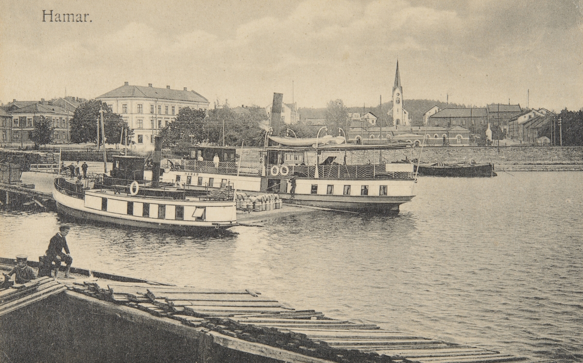 Postkort, Hamar brygge, Hamarbukta, mjøsbåt, D/S Bundefjord og D/S Hamar, i forgrunnen en lekter, 
