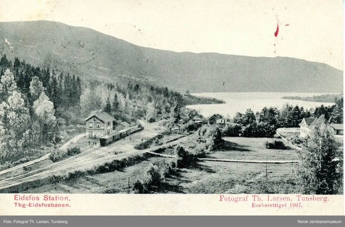 Eidsfoss stasjon, endestrasjon på Tønsberg-Eidsfossbanen. Et blandet tog står i spor 1 på stasjonen