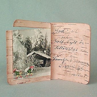 Föremålat består av ett näverstycke som är dubbelvikt. På insidan finns en delvis färglagd bild med julmotiv (tomtar och stuga i vinterlandskap) samt texten: "God Jul och Gott Nytt år tillönskas av  Familjen E. Johannesson, Långsjöhöjden , Lekvattnet".