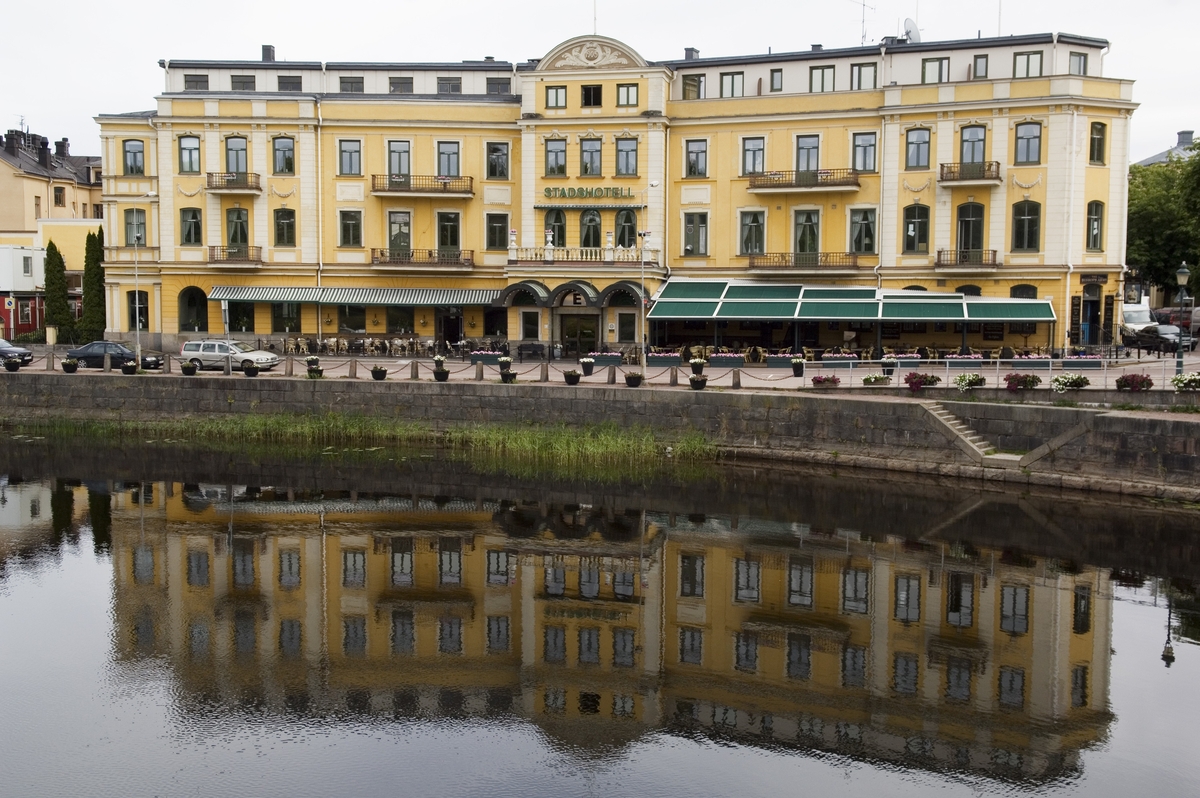 Stadshotellet: Ursprungligen från 1871 och om- och påbyggt ett flertal gånger sedan dess.