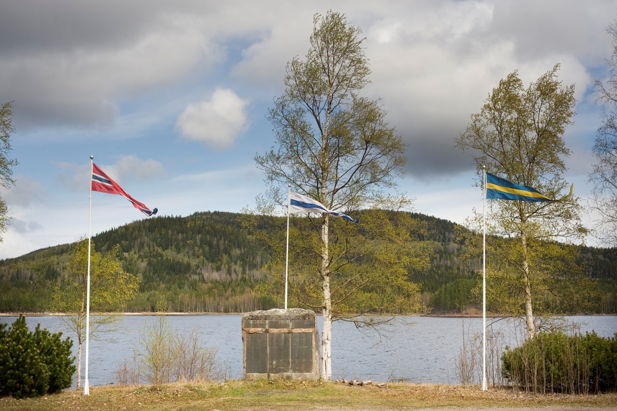 På gränsen mellan Norge o Sverige ligger denna minnessten över finska bosättare.