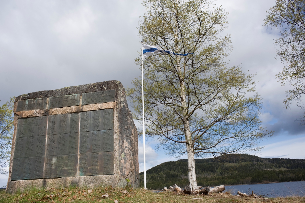 På gränsen mellan Norge o Sverige ligger denna minnessten över finska bosättare.