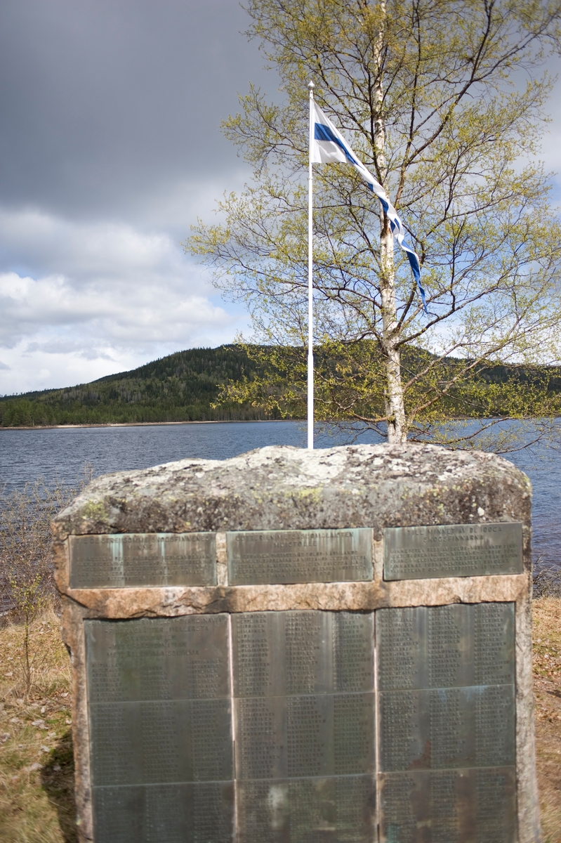 På gränsen mellan Norge o Sverige ligger denna minnessten över finska bosättare.