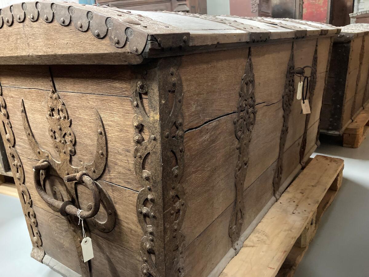 Av ek med rikt ornerade järnbeslag i stiliserade former. L: 157, H: 73, D: 70 cm. Välvt lock med tvärsgående beslag, det mittersta med graverad text mitt på: "PETRUS RONANDER ANNO 1708". Två beslag på baksidan där locket fäster. Hörnbeslag. Tre beslag på framsidan, det mittersta med nyckelskylt, nyckel sitter i låset. Beslag på sidorna samt ringöglor i järn som fungerar som handtag. Inuti locket en delvis bortsliten lapp med texten: "[...]X. 1937 X1. 1938 G. Minnesmärken, Nils Lit[...]". Dåligt skick med slitage, materialbortfall och sprickor. Har tillhört Bankdirektör Gustaf Kolmodin.
AV EK, KOLOSSAL, VÄL BIBEHÅLLEN MED ORNERADE JÄRNBESLAG. I MITTBESLAGET OVANPÅ: "PETRUS RONANDER ANNO 1708". HAR SENAST TILLHÖRT BANKDIREKTÖR GUSTAF KOLMODIN.