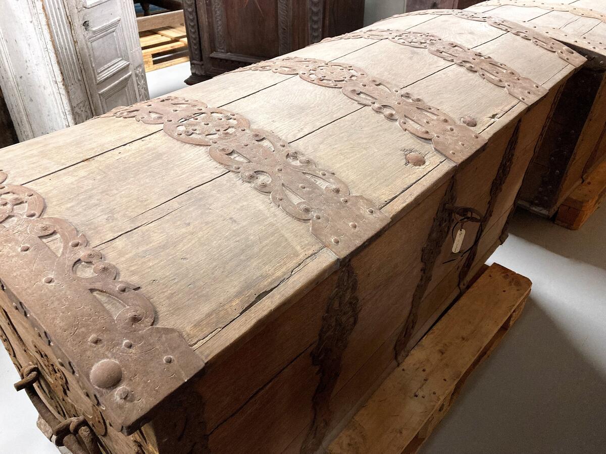 Av ek med rikt ornerade järnbeslag i stiliserade former. L: 157, H: 73, D: 70 cm. Välvt lock med tvärsgående beslag, det mittersta med graverad text mitt på: "PETRUS RONANDER ANNO 1708". Två beslag på baksidan där locket fäster. Hörnbeslag. Tre beslag på framsidan, det mittersta med nyckelskylt, nyckel sitter i låset. Beslag på sidorna samt ringöglor i järn som fungerar som handtag. Inuti locket en delvis bortsliten lapp med texten: "[...]X. 1937 X1. 1938 G. Minnesmärken, Nils Lit[...]". Dåligt skick med slitage, materialbortfall och sprickor. Har tillhört Bankdirektör Gustaf Kolmodin.
AV EK, KOLOSSAL, VÄL BIBEHÅLLEN MED ORNERADE JÄRNBESLAG. I MITTBESLAGET OVANPÅ: "PETRUS RONANDER ANNO 1708". HAR SENAST TILLHÖRT BANKDIREKTÖR GUSTAF KOLMODIN.