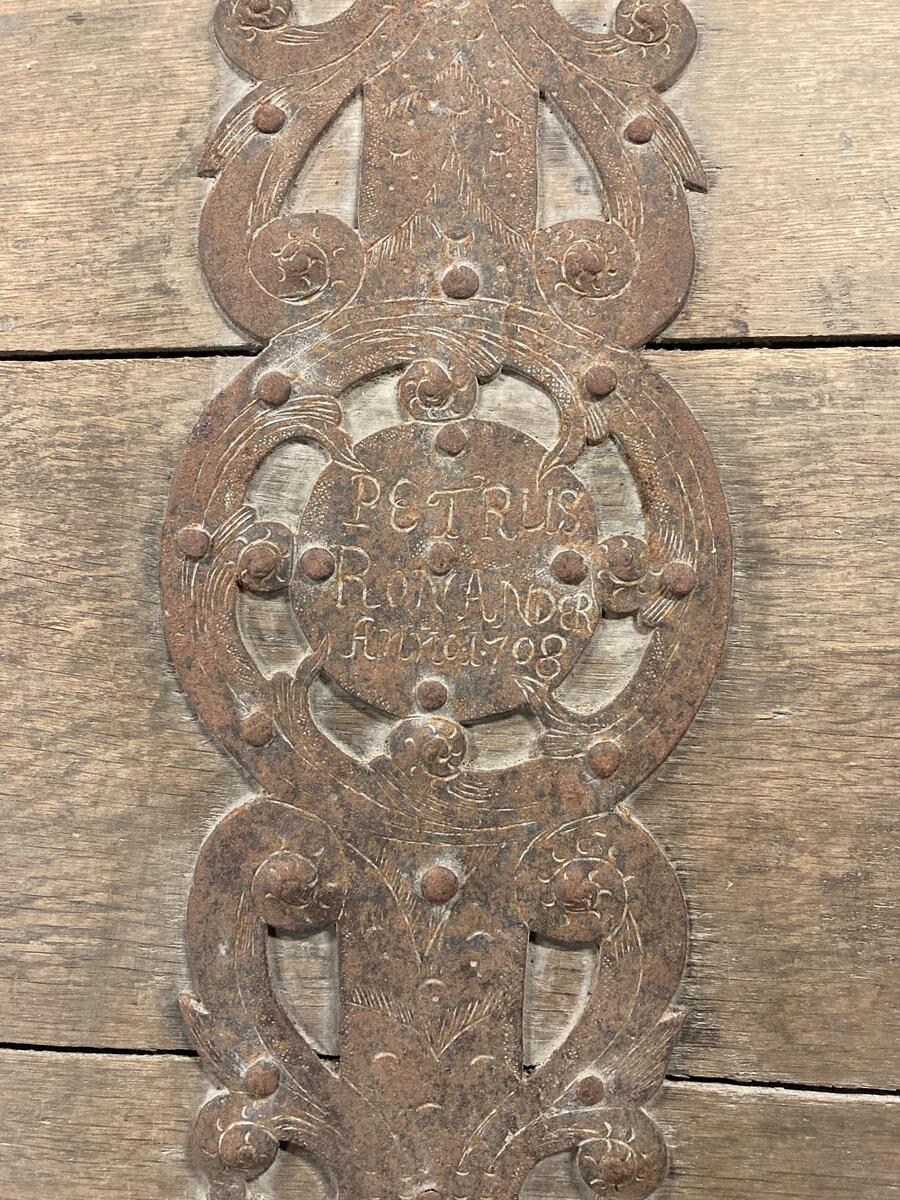 Av ek med rikt ornerade järnbeslag i stiliserade former. L: 157, H: 73, D: 70 cm. Välvt lock med tvärsgående beslag, det mittersta med graverad text mitt på: "PETRUS RONANDER ANNO 1708". Två beslag på baksidan där locket fäster. Hörnbeslag. Tre beslag på framsidan, det mittersta med nyckelskylt, nyckel sitter i låset. Beslag på sidorna samt ringöglor i järn som fungerar som handtag. Inuti locket en delvis bortsliten lapp med texten: "[...]X. 1937 X1. 1938 G. Minnesmärken, Nils Lit[...]". Dåligt skick med slitage, materialbortfall och sprickor. Har tillhört Bankdirektör Gustaf Kolmodin.
AV EK, KOLOSSAL, VÄL BIBEHÅLLEN MED ORNERADE JÄRNBESLAG. I MITTBESLAGET OVANPÅ: "PETRUS RONANDER ANNO 1708". HAR SENAST TILLHÖRT BANKDIREKTÖR GUSTAF KOLMODIN.