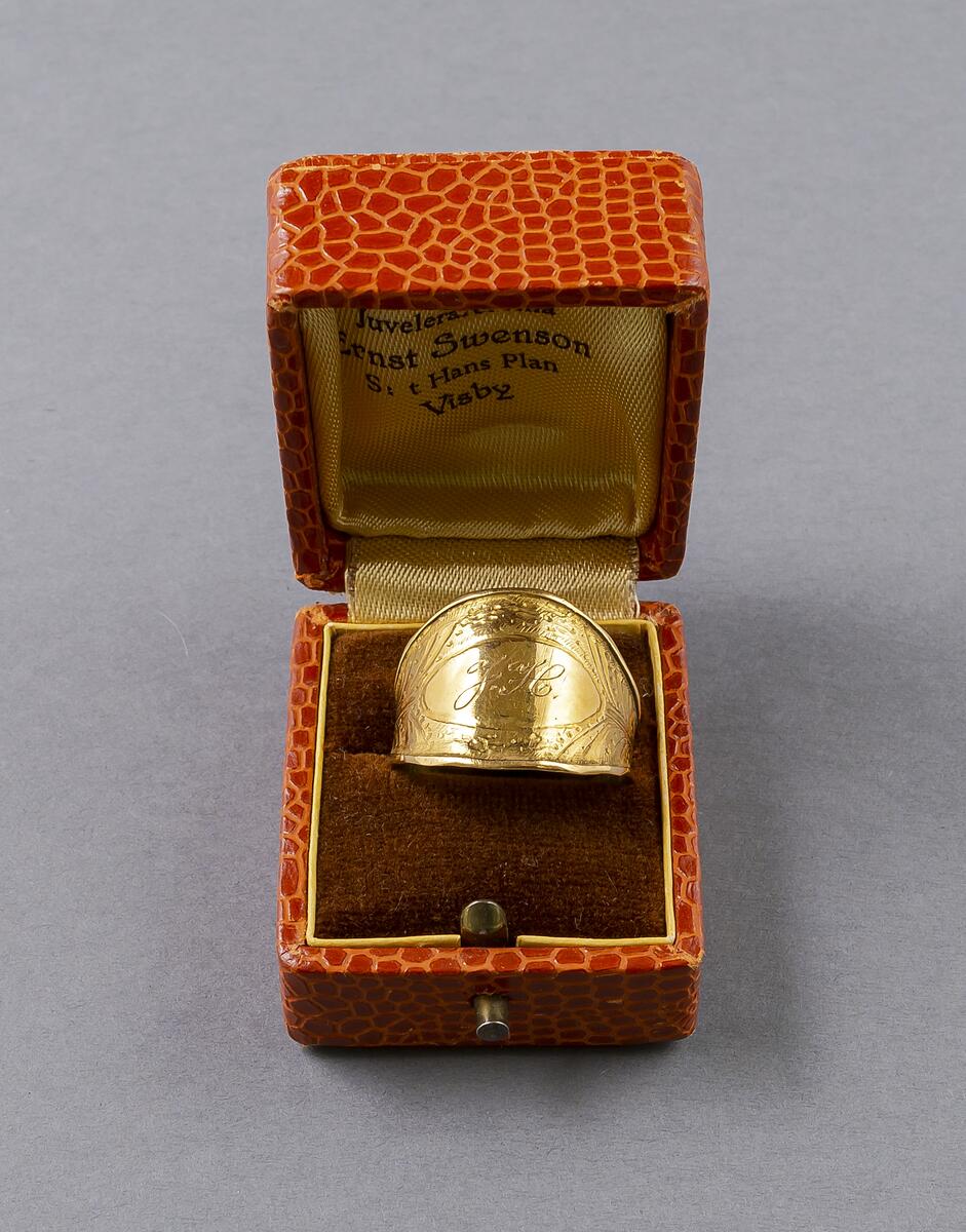 FRÅN PETES, HABLINGBO. GÅVA. . GULD. RING INITIALERNA: J.H. MED CISELERAD ORNAMENTIK RUNT OM. HAR TILLHÖRT JACOB HÄGG, PETES, HABLINGBO. STÄMPEL: 22 K M8 TILLVERKAD 1938.. . ADA BLOCKS BOHAG GÅVA TILL GOTLANDS FORNSAL, ENLIGT TESTAMENTE, 1968.