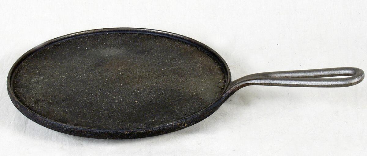 AV GJUTJÄRN, DIAM. 24 CM. H. 1,2 CM.