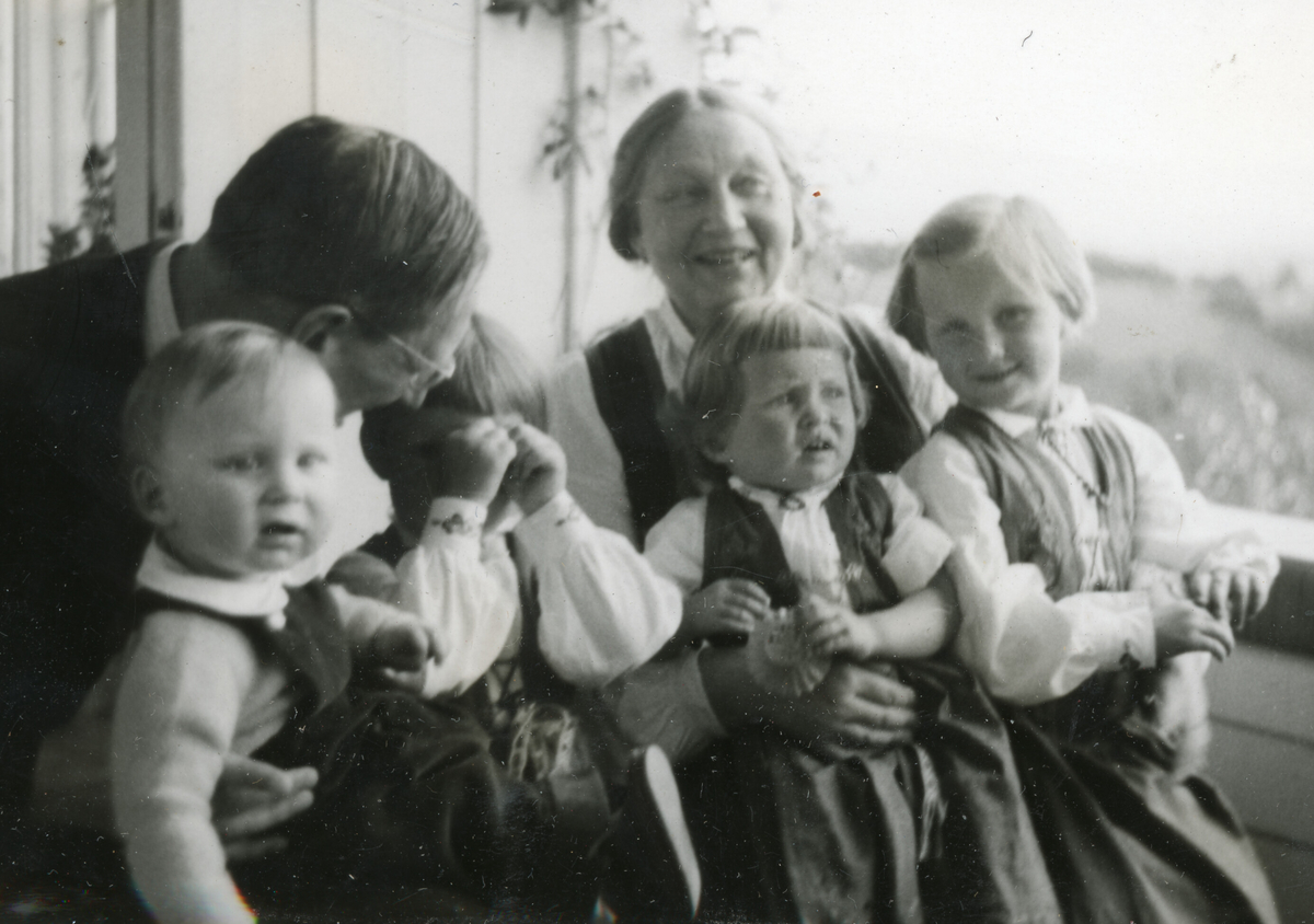 Fire bilde av Neri og Ingebjørg Valen med barn og barnebarn.  Ingebjørg og Neri Valen ståande bak. Marit Valen Li med dottera Bergit, Anne Valen Hestetun og Sverre Hestetun med barna Ingebjørg, Neri, Øyunn og Halvor G. Li med sonen Gunnar.