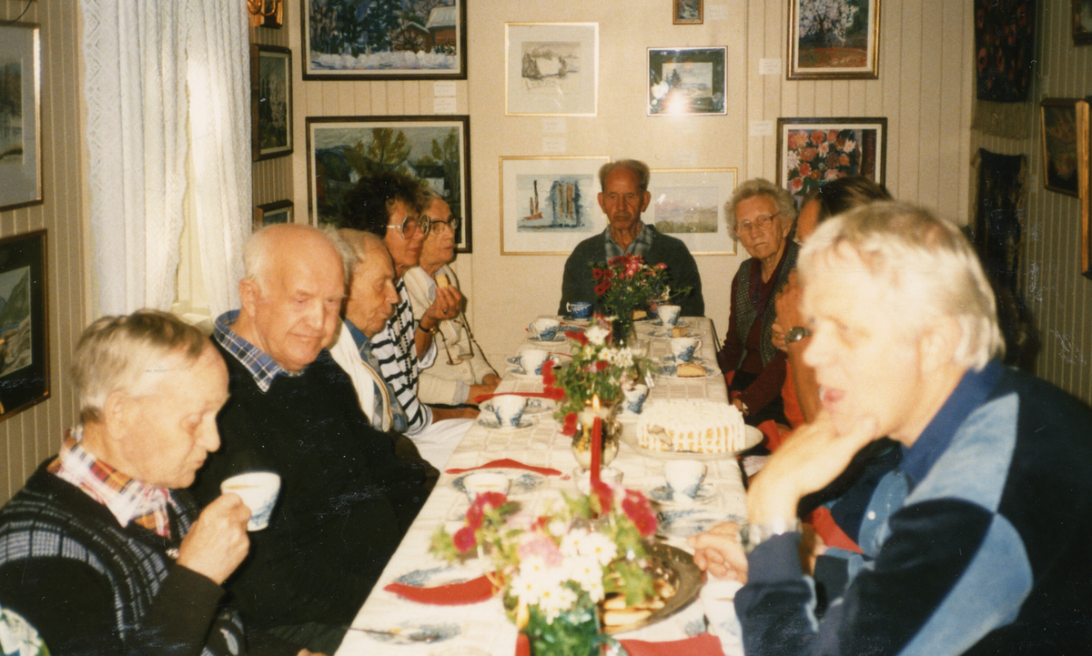 Beburar og tilsette frå Bø Trygde- og sjukeheim på besøk på  Polen, Bø museum.  