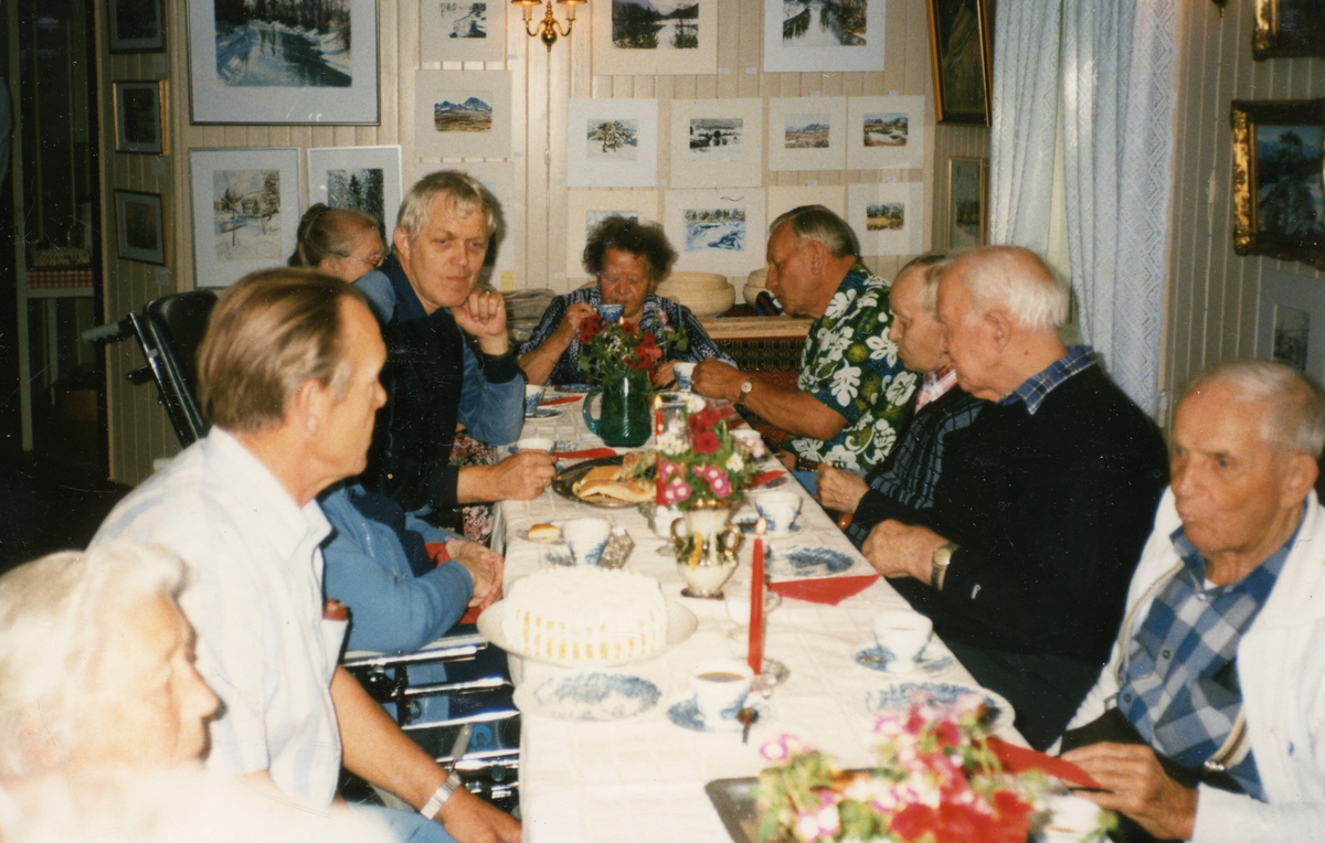 Beburar og tilsette frå Bø Trygde- og sjukeheim på besøk på  Polen, Bø museum.  