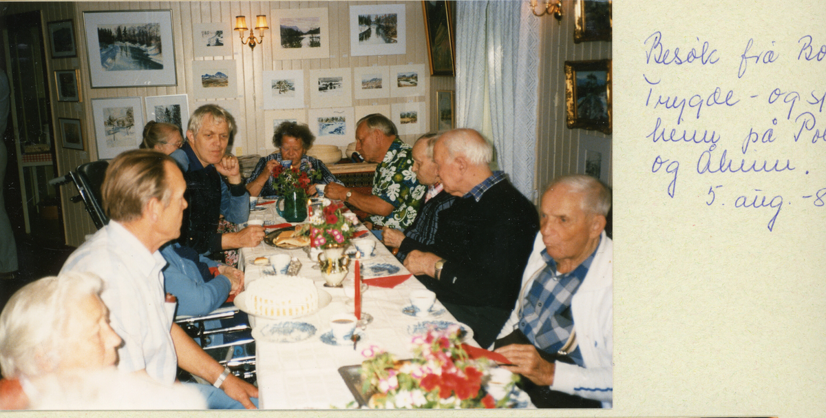 Beburar og tilsette frå Bø Trygde- og sjukeheim på besøk på  Polen, Bø museum.  