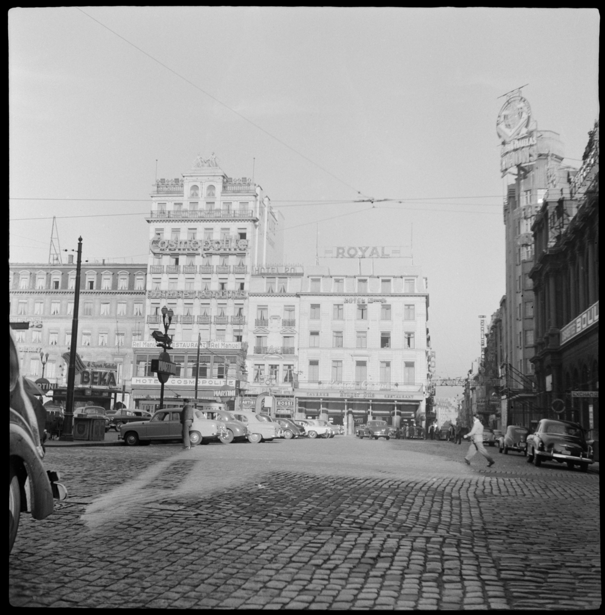 Grand Hotel Cosmopolite ved Place Charles Rogier, et knutepunkt for trafikk i sentrum av Brussel. Brolagt plass, trikkespor og bilparkering