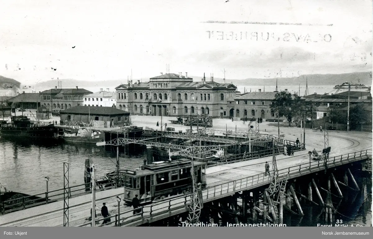 Trondheim (Trondhjem) stasjon. En av Trondheim Sporveis sporvogner i forgrunnen