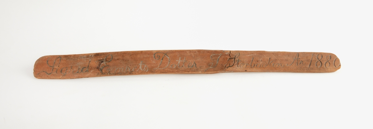 Födelsesticka av trä, med skurna inskriptioner namn och datum för födsel. Från Särna.