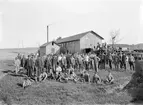 Arbetsstyrkan vid Sjöbacka ångsåg omkring år 1900. Sågverket hade anlagts hösten 1897 av firma O. Lyrholm & Co med säte i Göteborg. Bilden och källorna visar att man i hast engagerade en ansenlig arbetsstyrka. En presentation publicerad av tidningen Östgöten talar om en personalstyrka om 55 medarbetare av skilda slag. För etableringen och den första tidens drift ansvarade förvaltaren Casper Ferdinand Larsson med hjälp av faktorn Karl Johan Andersson, bördiga från Värmland respektive Bohuslän. Större delen av arbetsstyrkan hämtades dock från mer närbelägna orter.
Upplysningsvis nedbrann sågverket i maj månad 1902, och eftersom företagets avverkningsrätt var på upphällningen valde man att avveckla verksamheten. Några år därefter återuppbyggdes emellertid anläggningen av nya ägare.