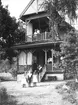 Reprofotografi ur linköpingsfotografen Didrik von Essens samling som visar familjen Brobeck vid familjens sommarbostad Björkliden i Sandvik. På bilden ser vi bland andra grosshandlare John Brobeck, makan Hilda Ingeborg och parets barn. Odaterad bild från något år in på förra seklet.