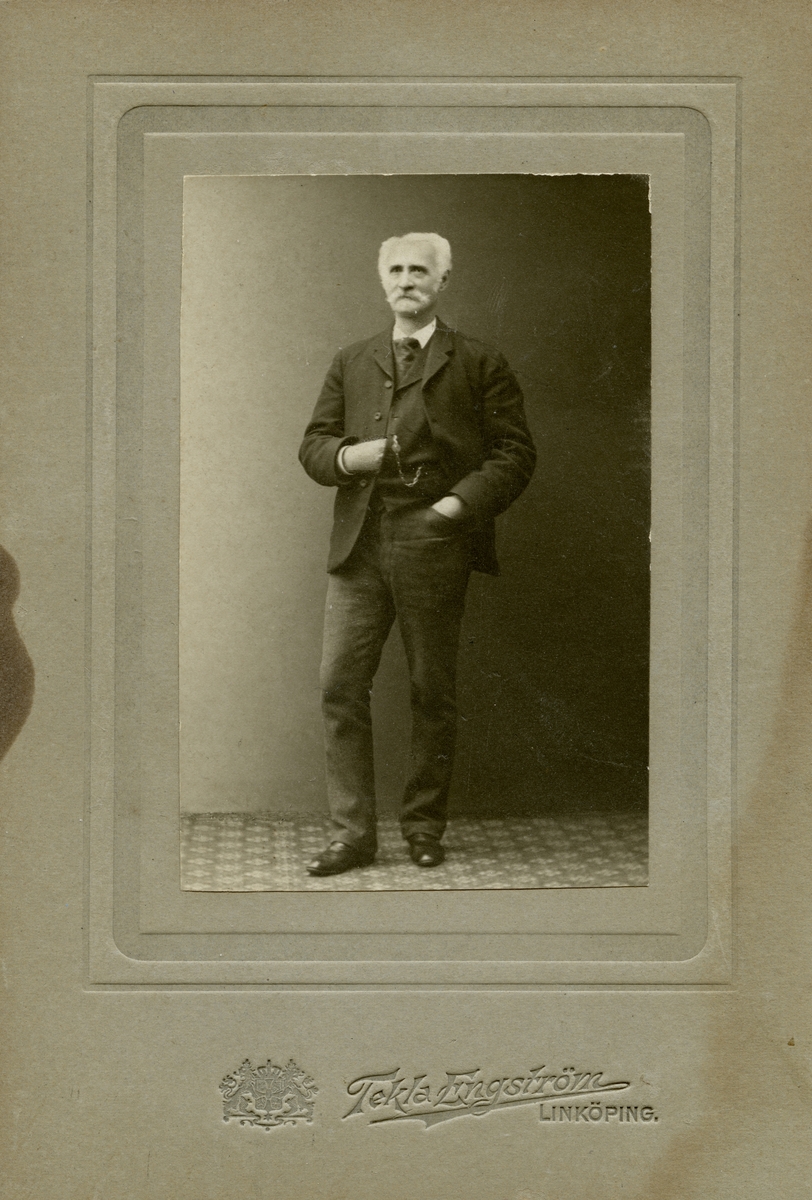 Porträtt av äldre man där inga uppgifter om hans identitet har lämnats oss. Linköpingsfotografen Tekla Engströms ateljé 1909.