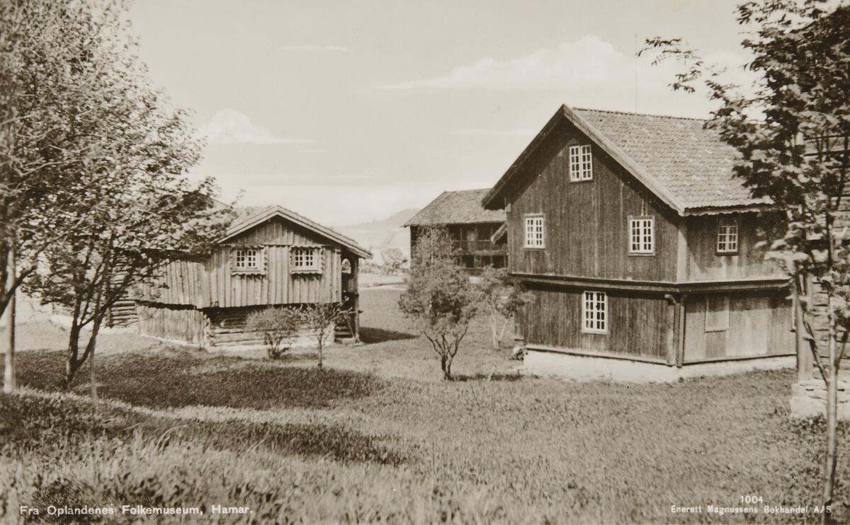 Postkort, Hamar, Domkirkeodden, Oplandenes Folkemuseum forløper for Hedmarksmuseet, alle husene på Hedmarkstunet var plassert i 1920, Skråstadloftet, Hubredbygningen og Bolstadbygningen, friluftsmuseum,