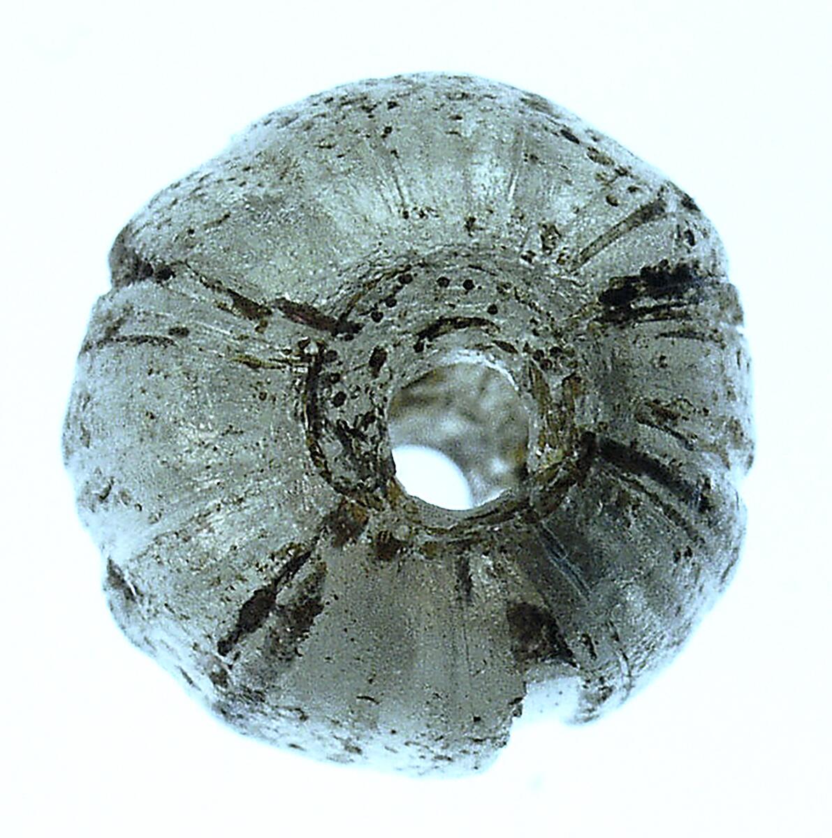 Pärla av gråaktigt, opakt glas. Påträffad i grav 238/64 på kopparsviksgravfältet söder om visby. Publ. Pettersson h 1966 (mälarstedt) undersökningen av gravfältet vid kopparsvik  gotländskt arkiv. Mälarstedt h 1979 kopparsvik- ett vikingatida gravfält vid visby. Arkeologi på gotland.
nyreg 2002 ml