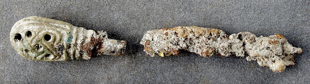 Dräktnål; stjälken av järn, förrostad, päronformat huvud av brons, genombrutet. Svag dekor i relief (korroderat). Typ2b3 enl thunmark - nylén: die wikingerzeit gotlands. Påträffad i grav 245/64 på kopparsviksgravfältet söder om visby.  Publ. Pettersson ( mälarstedt)1966 undersökningen av gravfältet vid kopparsvik, gotländskt arkiv. Mälarstedt h. 1979: kopparsvik - ett vikingatida gravfält vid visby. Arkeologi på gotland.
nyreg 2002 ml