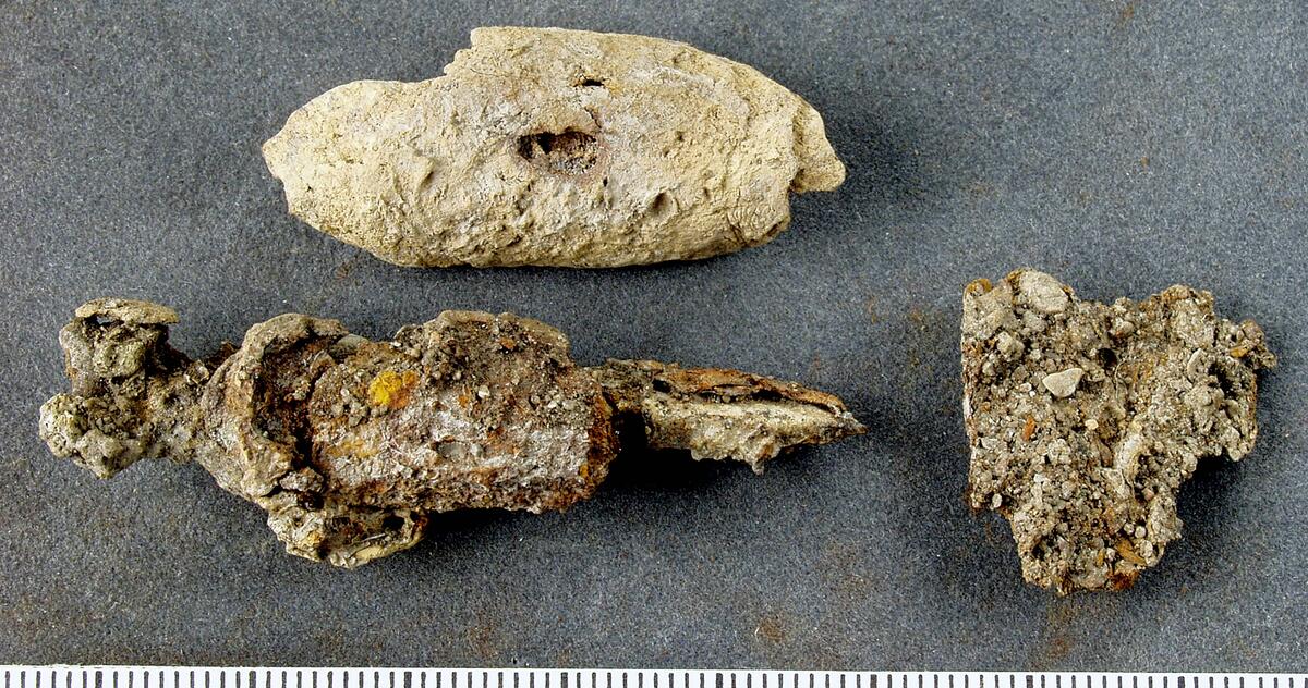 Kniv av järn, fragmentarisk och i två delar + träfragment från handtaget. Påträffad i grav 284/64 på kopparsviksgravfältet söder om visby.   Publ. Pettersson (mälarstedt) 1966, undersökningen av gravfältet vid kopparsvik, gotländskt arkiv. Mälarstedt h. 1979: kopparsvik- ett vikingatida gravfält vid visby, arkeologi på gotland.
nyreg 2002 ml