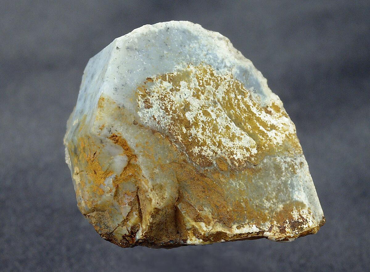 Flintbit, triangulär form ljusgrå - grå med järnutfällning. Påträffad i grav 63/64 på kopparsviksgravfältet söder om visby.                                                                                                       Publ. Pettersson h (mälarstedt)1966 undersökningen av gravfältet vid kopparsvik  gotländskt arkiv.. Mälarstedt h.1979 Kopparsvik- ett vikingatida gravfält vid visby. Arkeologi på gotland.
nyreg 2002 ml
